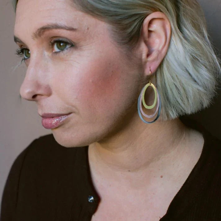 Denz + Co Midi Triple Oval earrings in Mixed Metals - Image 4